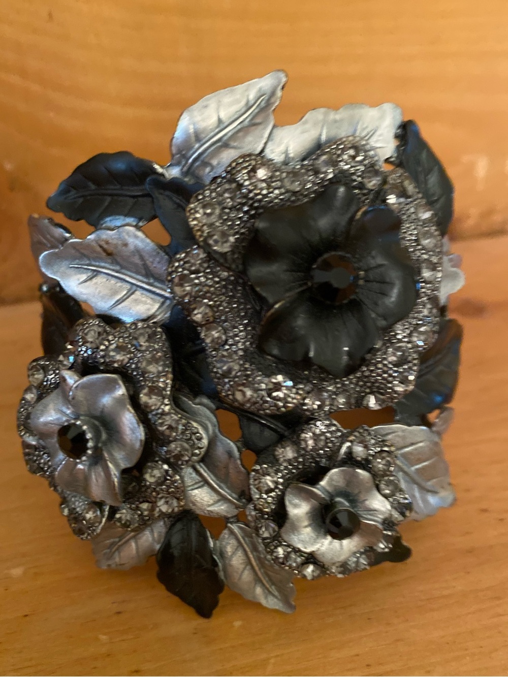 STUNNING Metal Floral Black, Silver ànd Diamanté Cuff Bracelet ELNC